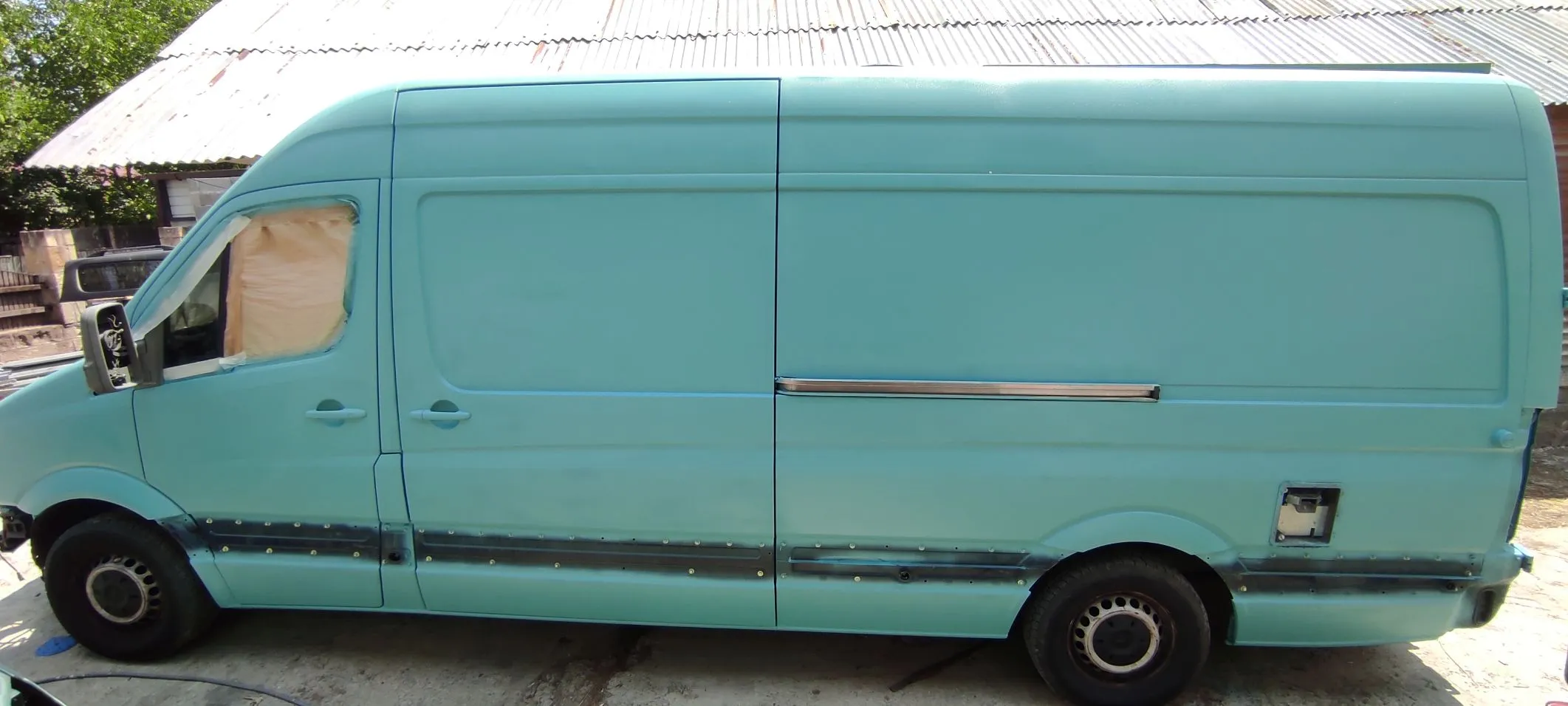Proiect vopsire auto completă – Mercedes Sprinter, cu vopsea Raptor turcoaz - Poza 3