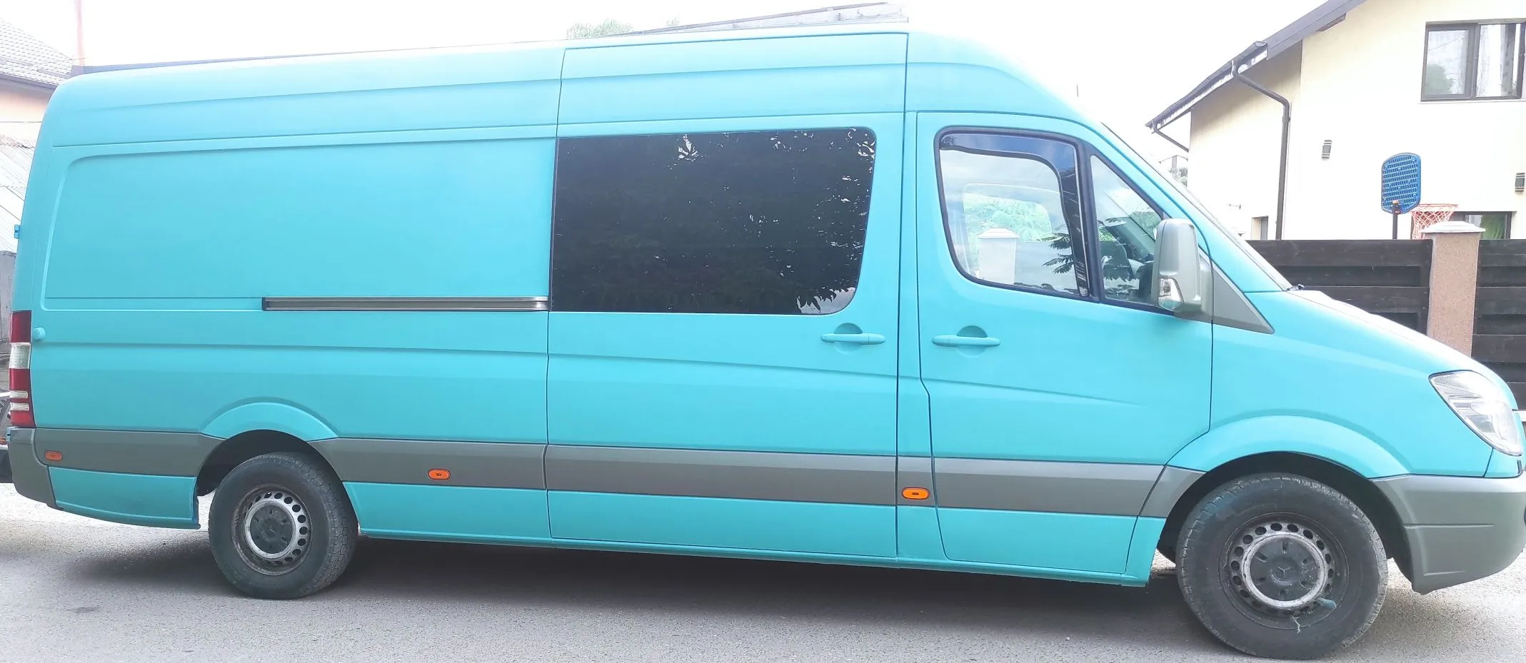 Proiect vopsire auto completă – Mercedes Sprinter, cu vopsea Raptor turcoaz - Poza 9