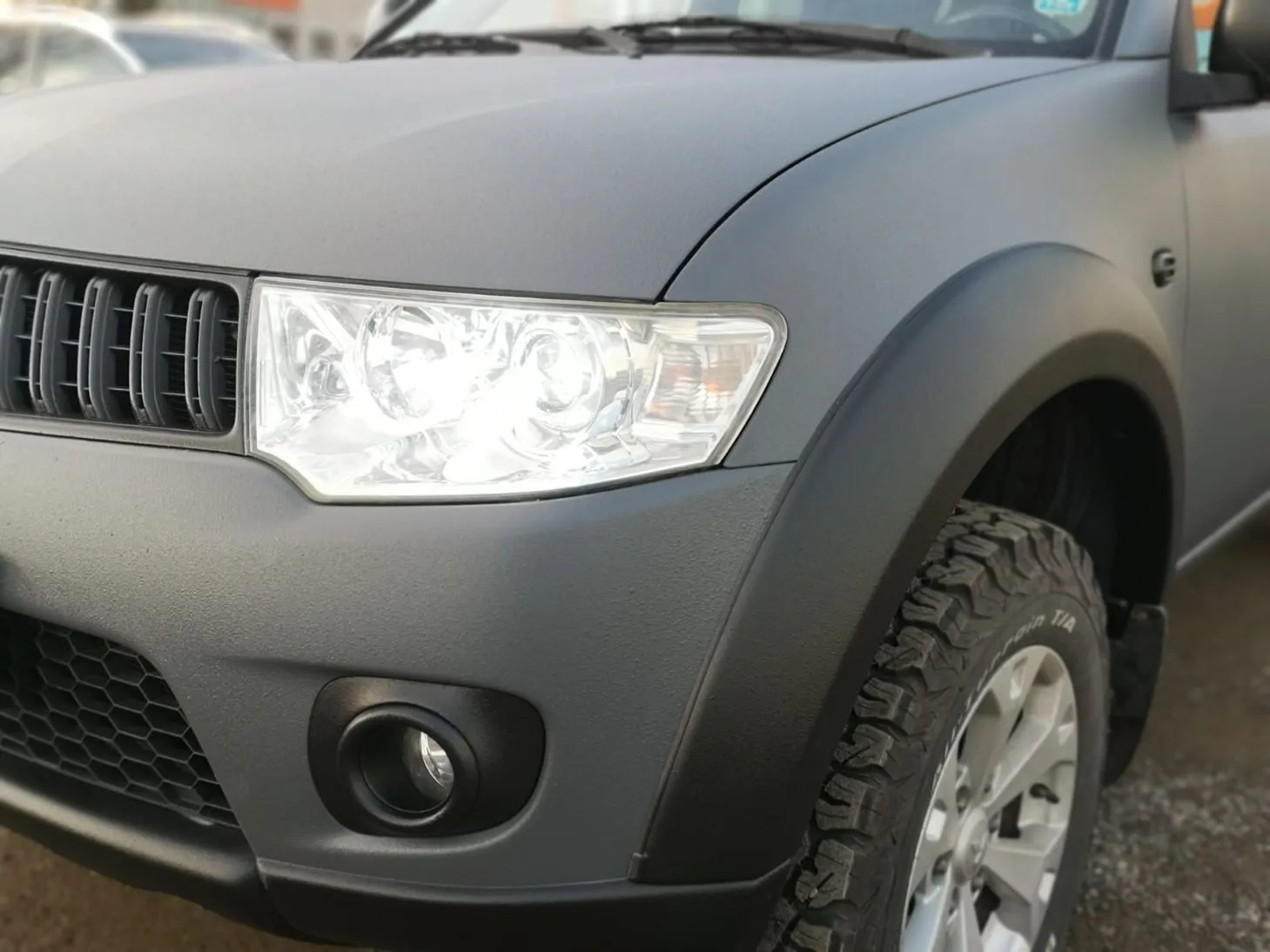Proiect vopsire auto completă – Mitsubishi L200, cu vopsea Raptor Gri - Poza 4
