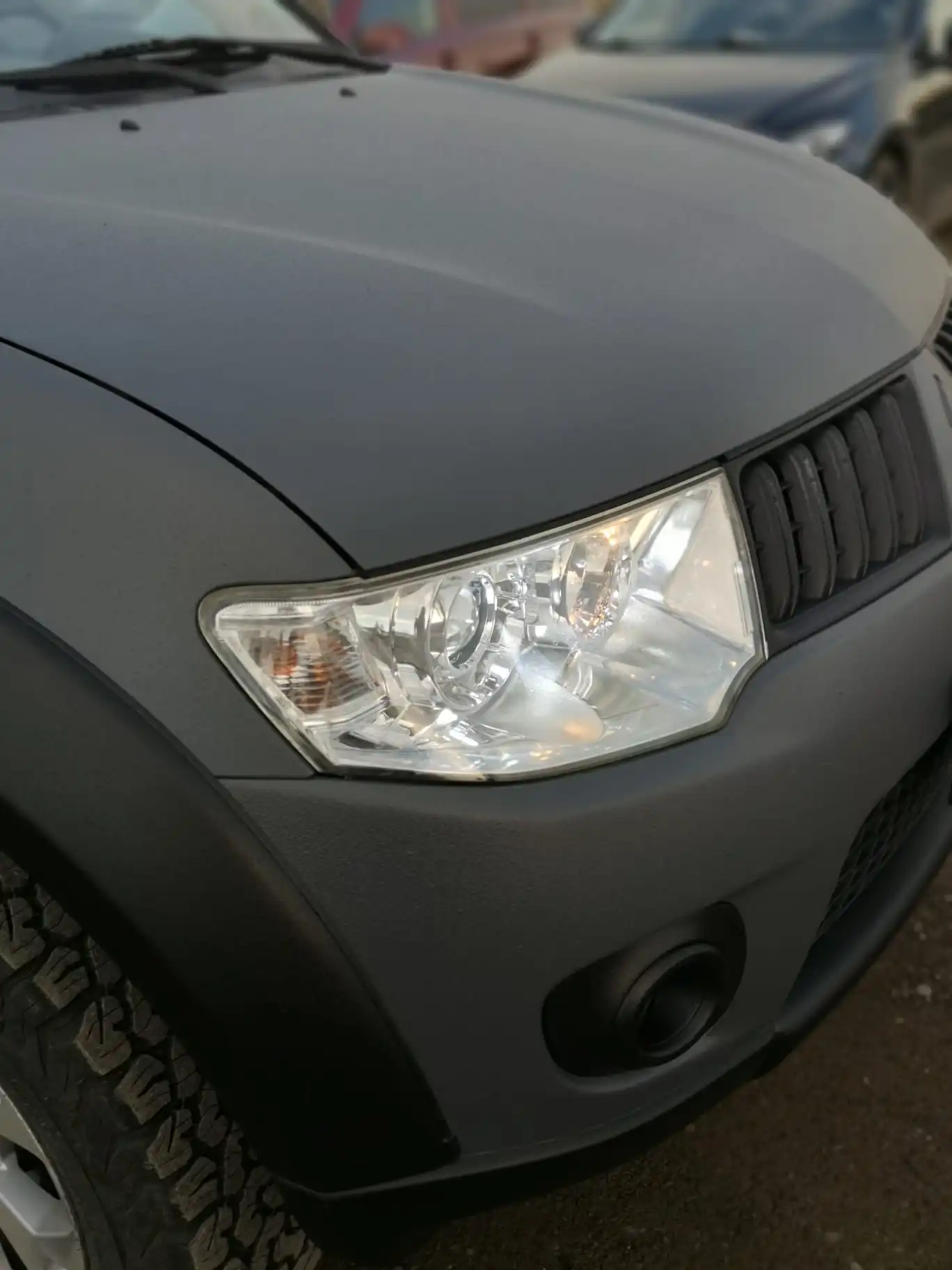 Proiect vopsire auto completă – Mitsubishi L200, cu vopsea Raptor Gri - Poza 5