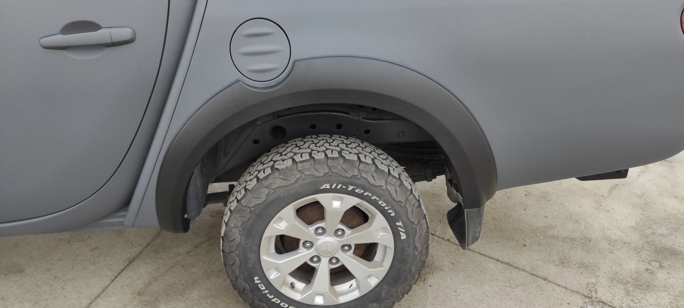 Proiect vopsire auto completă – Mitsubishi L200, cu vopsea Raptor Gri - Poza 12