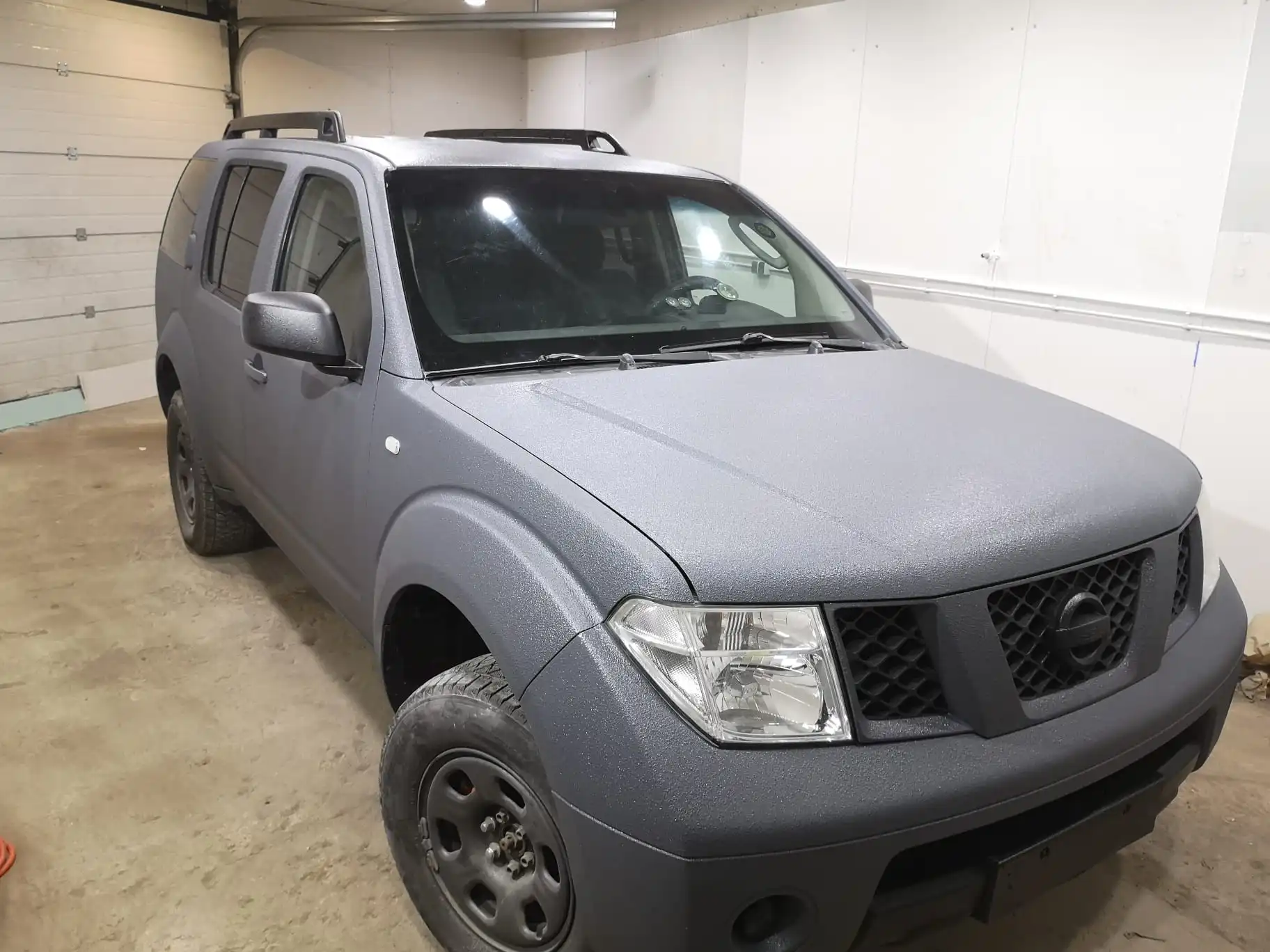 Proiect vopsire auto completă – Nissan Pathfinder, cu vopsea Raptor gri - Poza 1