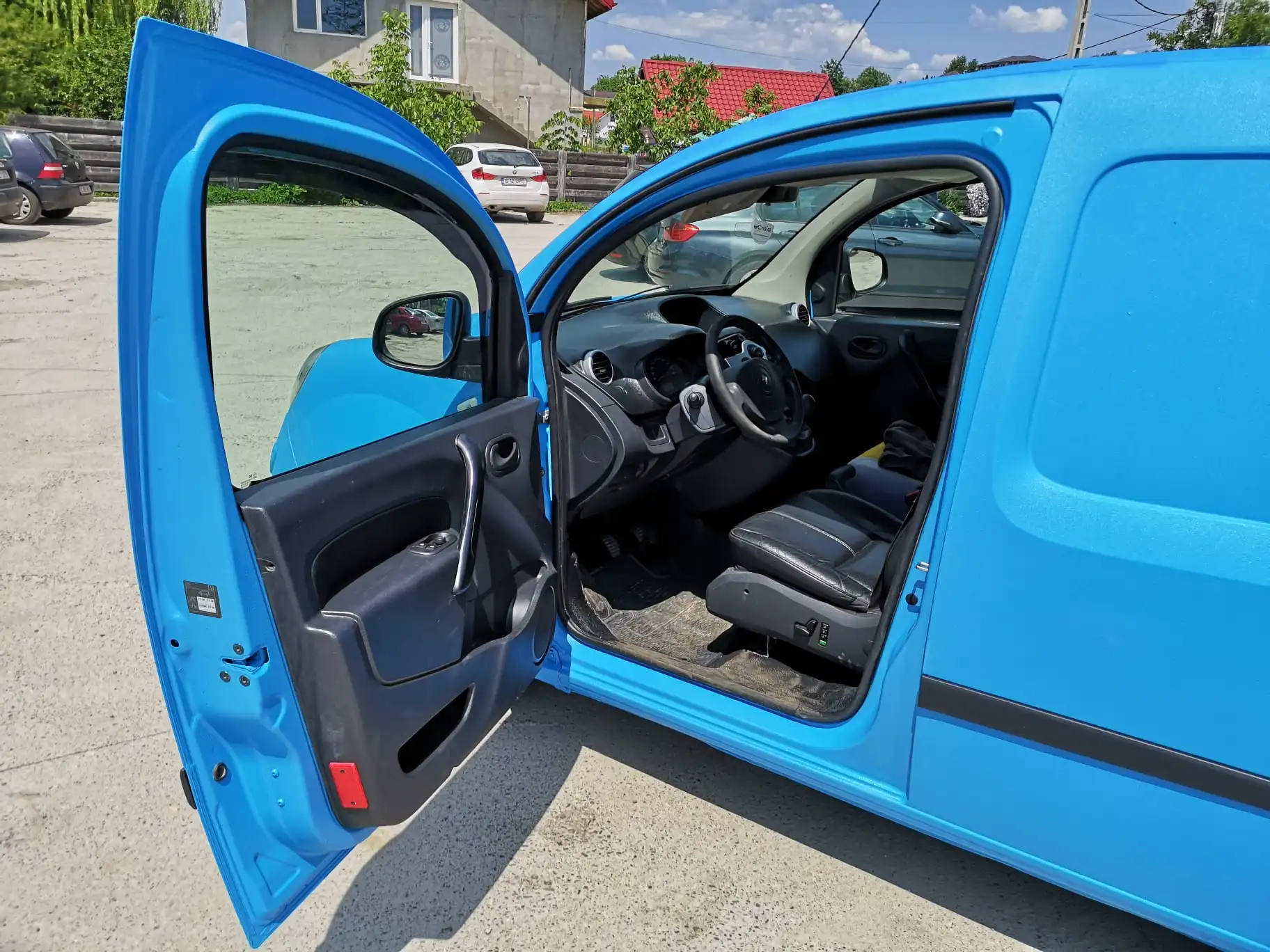 Proiect vopsire auto completă – Renault Kangoo, cu vopsea Raptor albastru - Poza 1