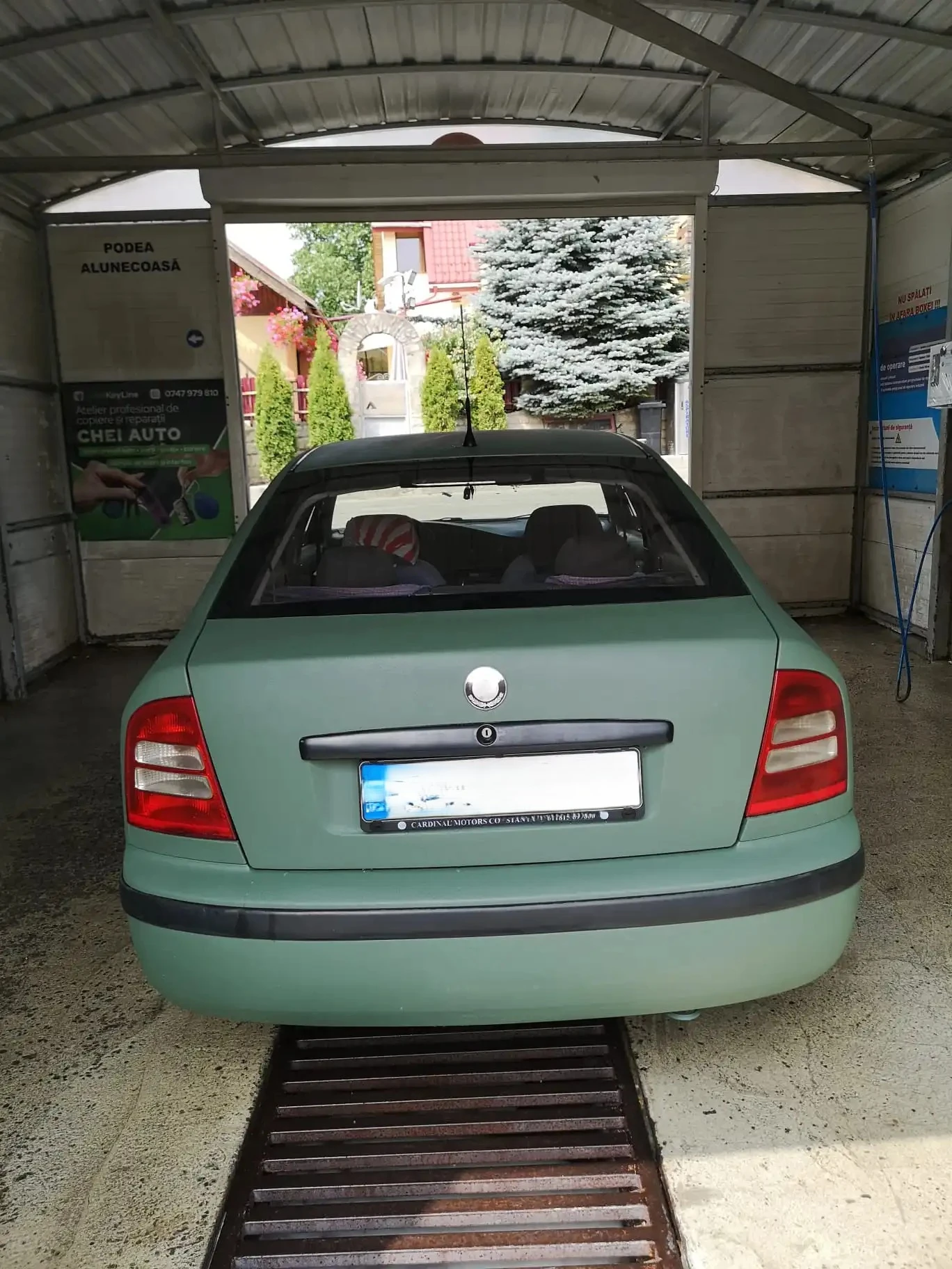 Proiect vopsire auto completă – Skoda Octavia, cu vopsea Raptor verde - Poza 1