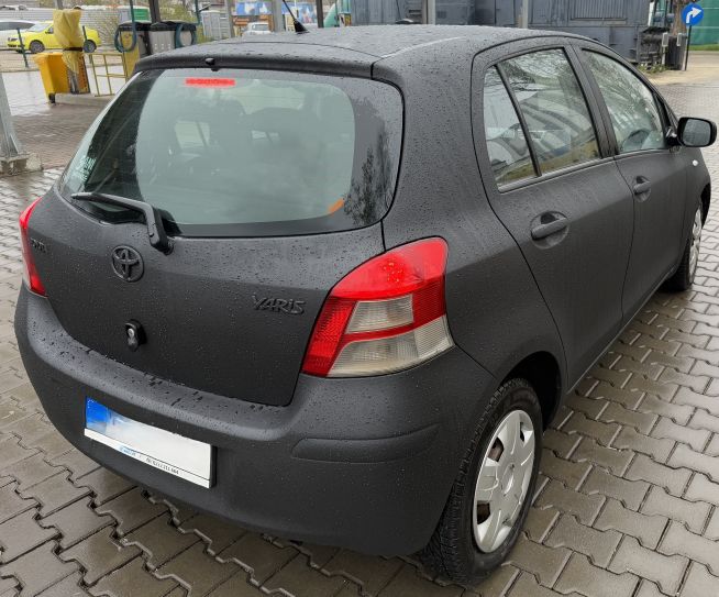 Proiect vopsire auto completă – Toyota Yaris, cu vopsea Raptor negru - Poza 1