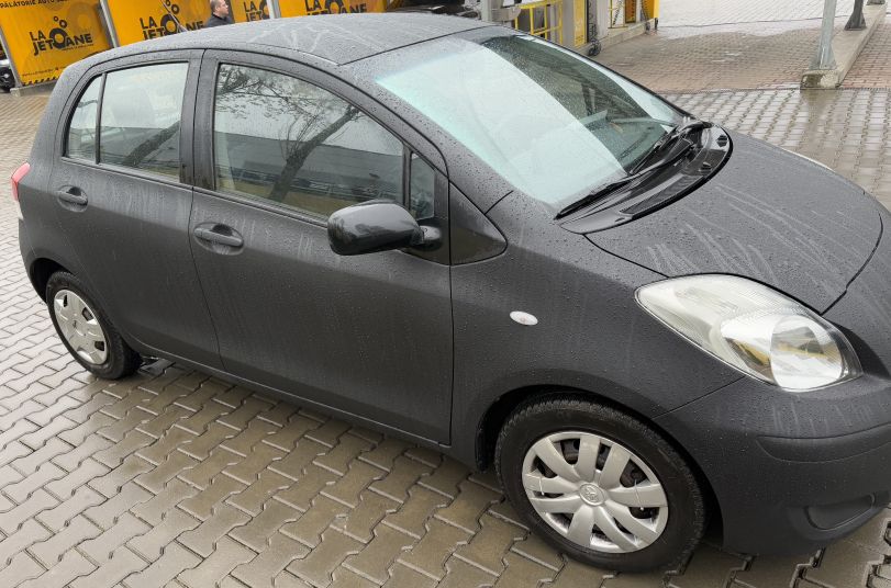Proiect vopsire auto completă – Toyota Yaris, cu vopsea Raptor negru - Poza 2